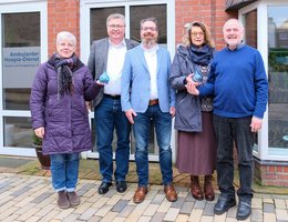 Spende für den Ambulanten Hospiz-Dienst: Renate Kay, 1. Vorsitzende, Norbert Jungjohann, Geschäftsführer der Stadtwerke Husum Netz, Benn Olaf Kretschmann, Geschäftsführer der Stadtwerke Husum, Ute Clausen, Mitarbeiterin der Stadtwerke Husum Netz und Mit-Initiatorin der Aktion sowie Peter Knöfler, Koordinator (Foto: Stadtwerke Husum)