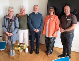 Vorständinnen Renate Kay und Irmtraut Schwank sowie Koordinator Peter Knöfler (v. li. n. re.) vom Ambulanten Hospiz-Dienst Husum zu Besuch bei Thiemo Lemke (re.) und Pastorin Claudia Zabel.